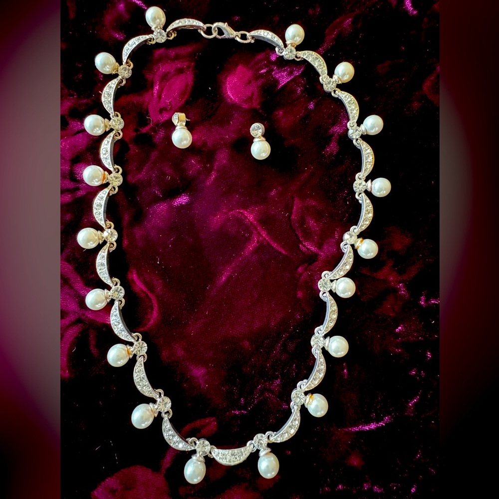 New!  Elegant 2 pc Necklace and Earring Set
